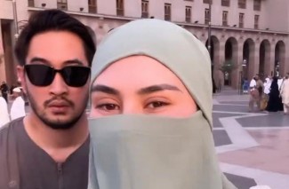 Masya Allah Cantiknya Syahnaz saat Umrah, Pakai Baju Syari dan Cadar Hijau Sage