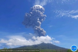 Gunung Ili Lewotolok Kembali Erupsi, Tinggi Letusan 400 Meter di Atas Puncak