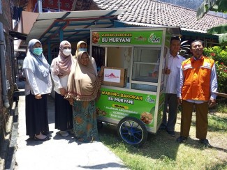 Pedagang Ini Terharu Usai Terima Gerobak Angkringan