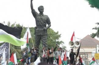 Aksi untuk Palestina: Pengibaran Bendera Onepiece hingga Live Mural