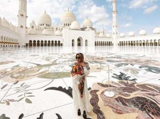 Dikabarkan Akrab dengan Alam Ganjar, Begini Gaya Sopan Eca Aura saat Kunjungi Masjid Syeikh Zayed
