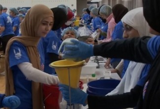 Tebar Nilai Islam, Mahasiswa Muslim Virginia Bagi-Bagi 30 Ribu Boks Makanan