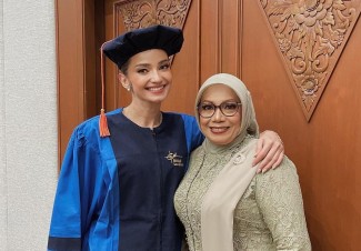 Enzy Storia Tunaikan Janji pada Sang Ibu dengan Sah Jadi Sarjana