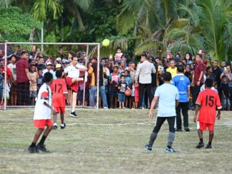 Keseruan Presiden Jokowi Bermain Bola Bareng Pelajar di Biak Numfor