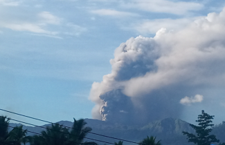 Gunung Dukono di Halmahera Utara Erupsi, Letusan 1.200 Meter di Atas Puncak
