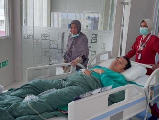 Ketiban Motor 220 Kg, Hanung Bramantyo Jalani Operasi Patah Tulang