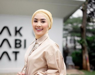 3 Gaya Hijab Sporty Ala Steffy Burase, Istri Eks Gubernur Aceh Irwandi Yusuf