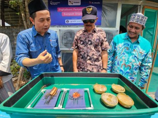 Santri Pesantren Madrasatul Quran At Tauhid Dilatih Budidaya Maggot Berbasis IoT