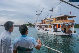 Sensasi Berlayar dengan Kapal Phinisi di Perairan Kepulauan Riau