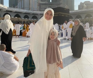 Acha Septriasa Bangga Sang Buah Hati Kuat Jalani Ibadah Umrah