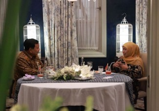 Pulang Umrah, Khofifah Nyatakan Dukung Prabowo-Gibran dan Siap Masuk TKN