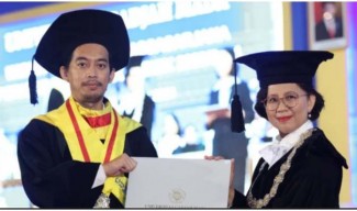 Kisah Inspiratif Ngainul, Anak Guru Ngaji Raih Gelar Doktor dengan IPK 4,00 dan Lulus Tercepat