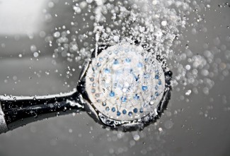 Mandi Air Dingin Bisa Turunkan Berat Badan, Mitos atau Fakta?
