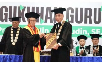 PTMA Berlomba Lahirkan Guru Besar, Kali Ini UM Surabaya Kukuhkan Didin Fatihudin