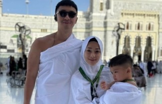 Umrah Bareng Keluarga, Nikita Willy Sai dan Tawaf Sambil Gendong Baby Issa yang Tertidur