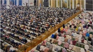 10 Hari Terakhir Ramadhan, Masjid Al Akbar Surabaya Dipenuhi Jamaah untuk Qiyamul Lail