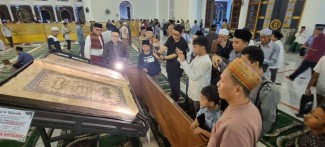 Al Qur’an 100 Tahun Dipamerkan di Masjid Al-Akbar Surabaya