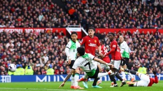 Saling Serang, Liverpool Unggul 1-0 Atas Manchester United Di Babak Pertama