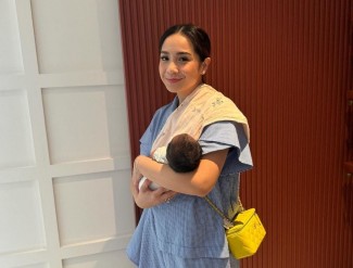 Unggah Foto Gendong Bayi Perempuan, Nagita Slavina Adopsi Anak?