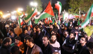 Ribuan Orang Berkumpul Di Iran Dukung Serangan Terhadap Israel