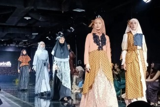 Koleksi Wastra Winas Potret Citra Muslimah Indonesia Hadir di KAWFEST 2024