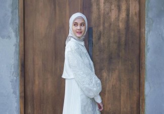 4 Gaya Cantik Paula Verhoeven Kenakan Jilbab, Netizen: Vibesnya Positif dan Adem