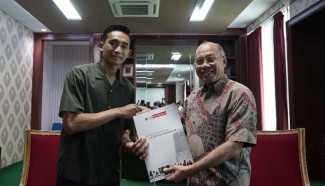 Rizky Ridho Ngampus Lagi Usai Piala Asia U-23, Sapa Teman dan Terima Penghargaan dari Rektor
