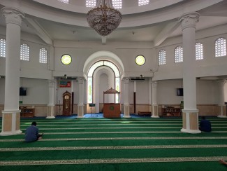 Masjid Al-Bina Kawasan GBK Bercorak Turki, Bikin Sholat Ingin Berlama-lama