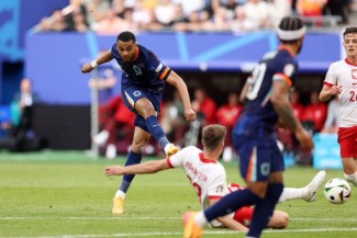 Babak Pertama Memanas! Polandia dan Belanda Saling Jegal dengan Skor 1-1