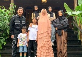 Berasal dari Keluarga Kaya, Istri Hakim Dikenal Sederhana dan Senang Berbagi