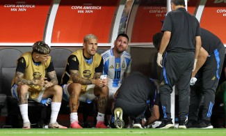 Lionel Messi Tinggalkan Final Copa America dengan Berlinang Air Mata karena Cedera Kaki