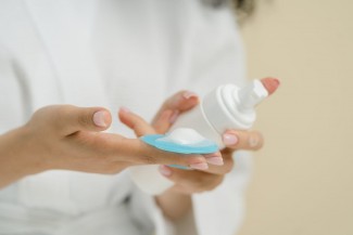 Perlukah Membersihkan Wajah dengan Make Up Remover?