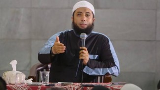 Kontroversi Pria Bercadar di Pengajian: Ustadz Khalid Basalamah Angkat Bicara