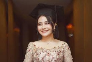 Cara Unik Prilly Latuconsina Lestarikan Budaya Lokal Lewat Karya
