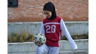 Maymi Asgari, Hijabi Freestyler Raih Penghargaan Best Video Creator di Dubai Globe Soccer Awards 2024