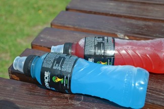 Air Putih atau Minuman Isotonik, Mana yang Lebih Baik Dikonsumsi Usai Olahraga?