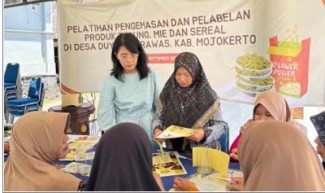 Tingkatkan Derajat Kesehatan, Dosen Fakultas Farmasi Ubaya Latih Pengemasan Produk Tepung dan Sereal