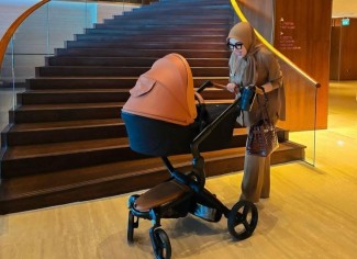 Syahrini Momong Baby R Pakai Stroller Mewah yang Harganya Fantastis