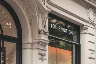 Membeli Tas Tangan Gucci, Louis Vuitton, atau Syal Burberry Palsu Demi Kesetaraan, dan Dobrak Eklusifitas