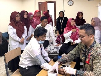 Tim FK Unesa Beri Edukasi Kesehatan dan Digital di Sekolah Indonesia Jeddah