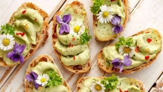 13 Bunga Cantik yang Bisa Dimakan dan Cara Menyajikannya