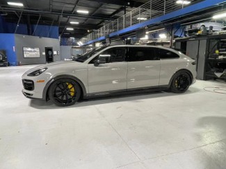 Mark Zuckerberg  Sayang Banget Istri: Beri Hadiah Minivan Porsche Cayenne Turbo GT dan Patung Taman Istri Setinggi 7 Kaki