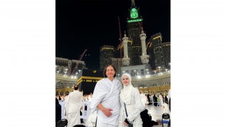 Roger Danuarta dan Cut Meyriska Berlinang Air Mata saat Berdoa di Depan Kabah