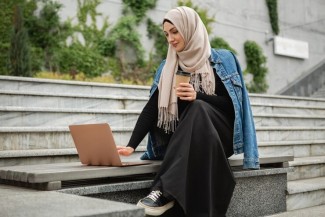 Ini 5 Warna Hijab yang Cocok Dipadukan dengan Denim
