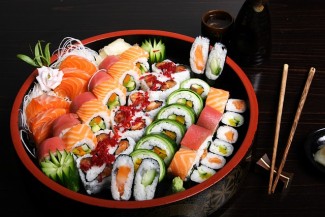Ibu Menyusui Makan Sushi Mentah, Amankah?