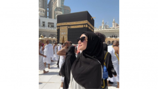 Pertama Kali Umrah Setelah Mualaf, Davina Karamoy Terharu Dengar Ayat Suci di Kabah