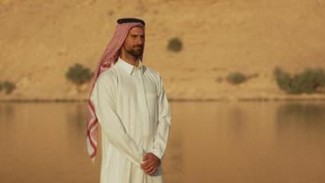 Novak Djokovic Bergaya Pak Haji Saat Mencoba  Budaya Arab Saudi Selama Event Six Kings Slam di Riyadh