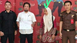 Viral! Guru Honorer 16 Tahun Mengabdi Ditahan, Rekan Guru Se-Kabupaten Mogok Mengajar