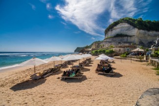 Melasti Beach Bali, Surga Tersembunyi dengan Panorama Sunset yang Memukau