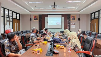 Dosen UWKS Ajari Guru SD Manfaatkan Youtube Sebagai Media Pembelajaran